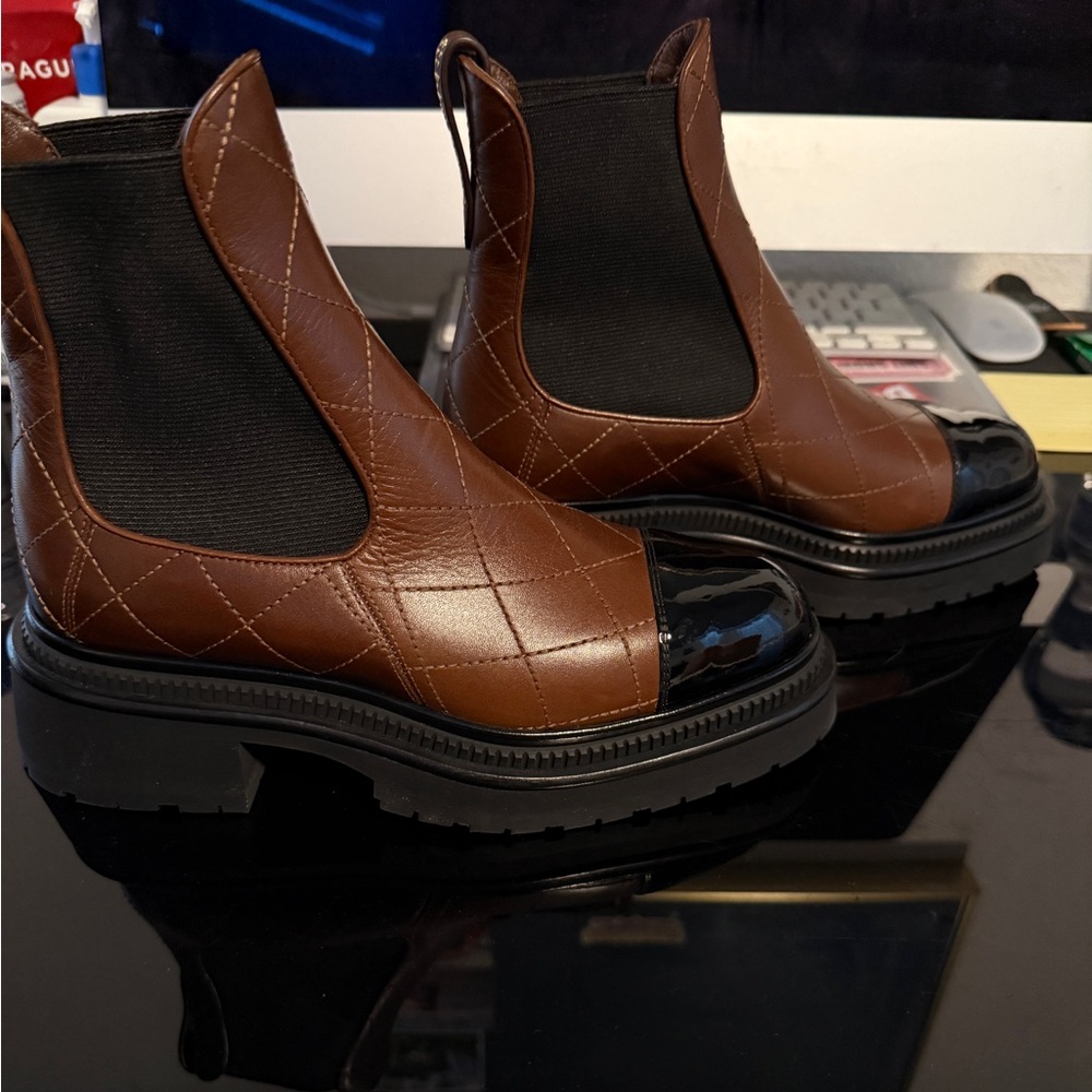 CHANEL Signature Logo Quilted Leather Cap-Toe Flat Chelsea Boots 23A